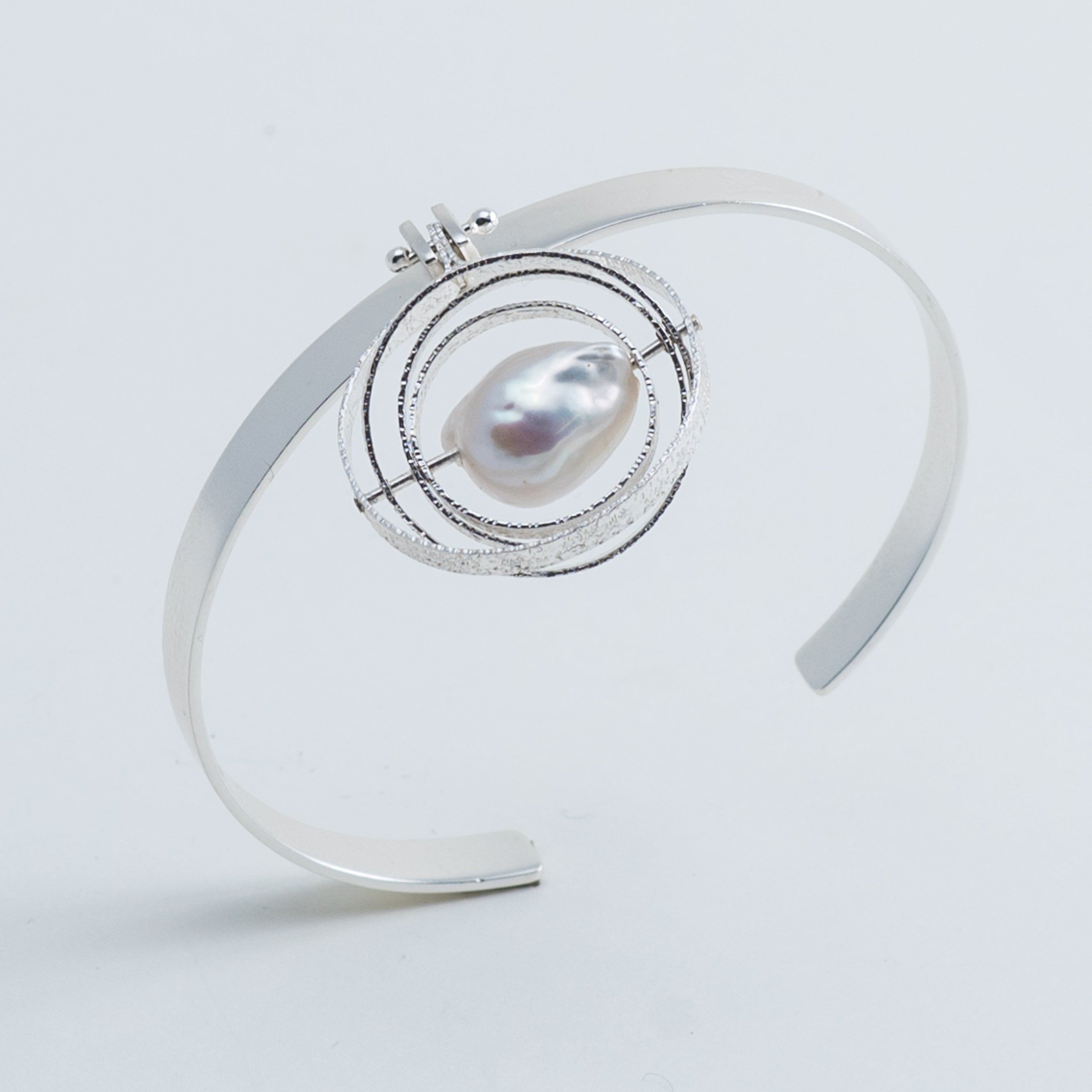 Kinetisches Armband mit Perle