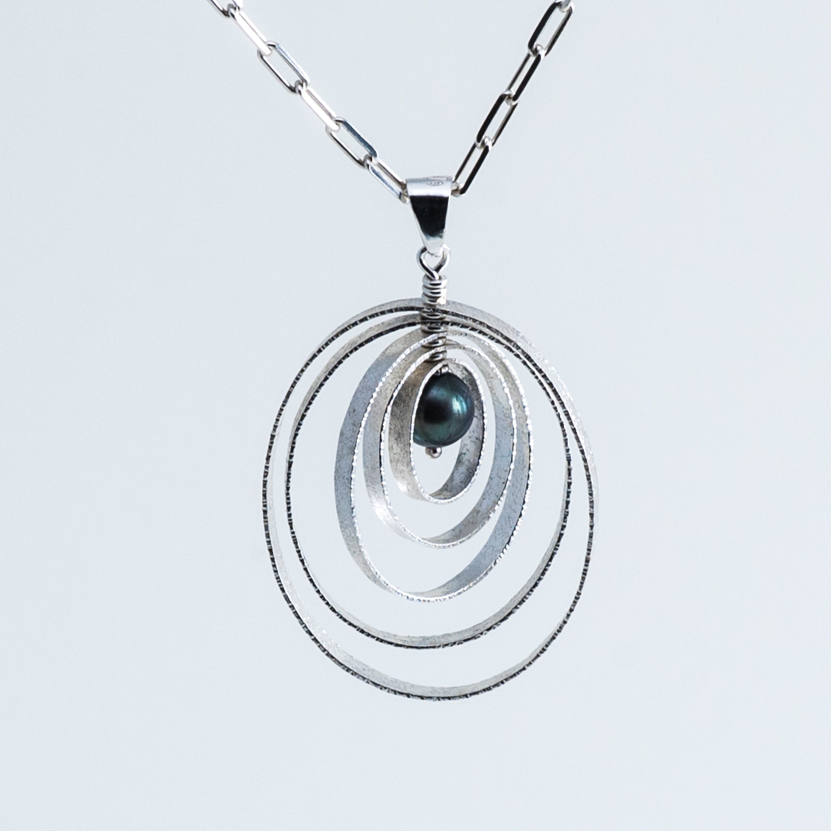 Ovale Halskette mit Anhänger und Perle