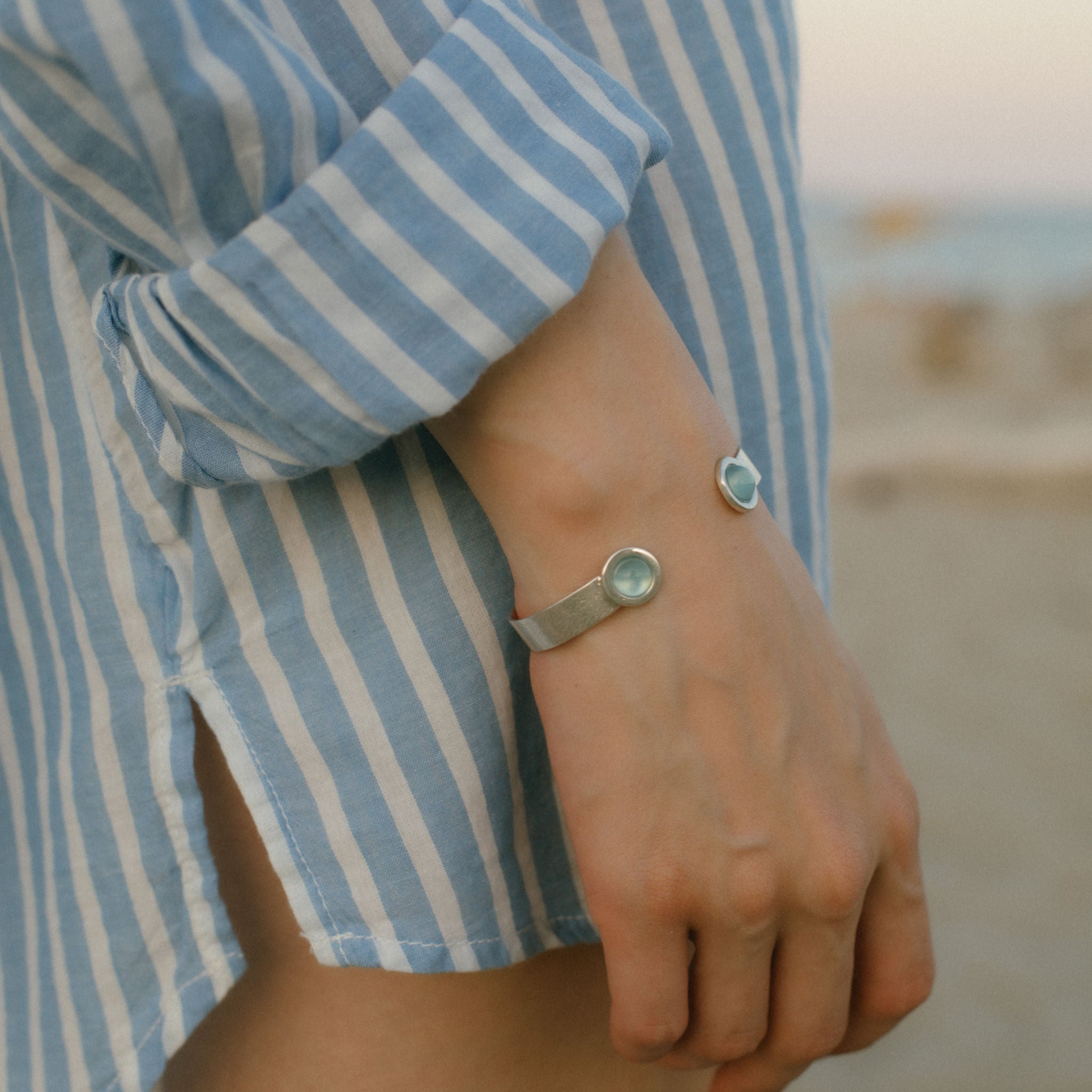 Poliertes Silber-Sklavenarmband mit Aquamarin