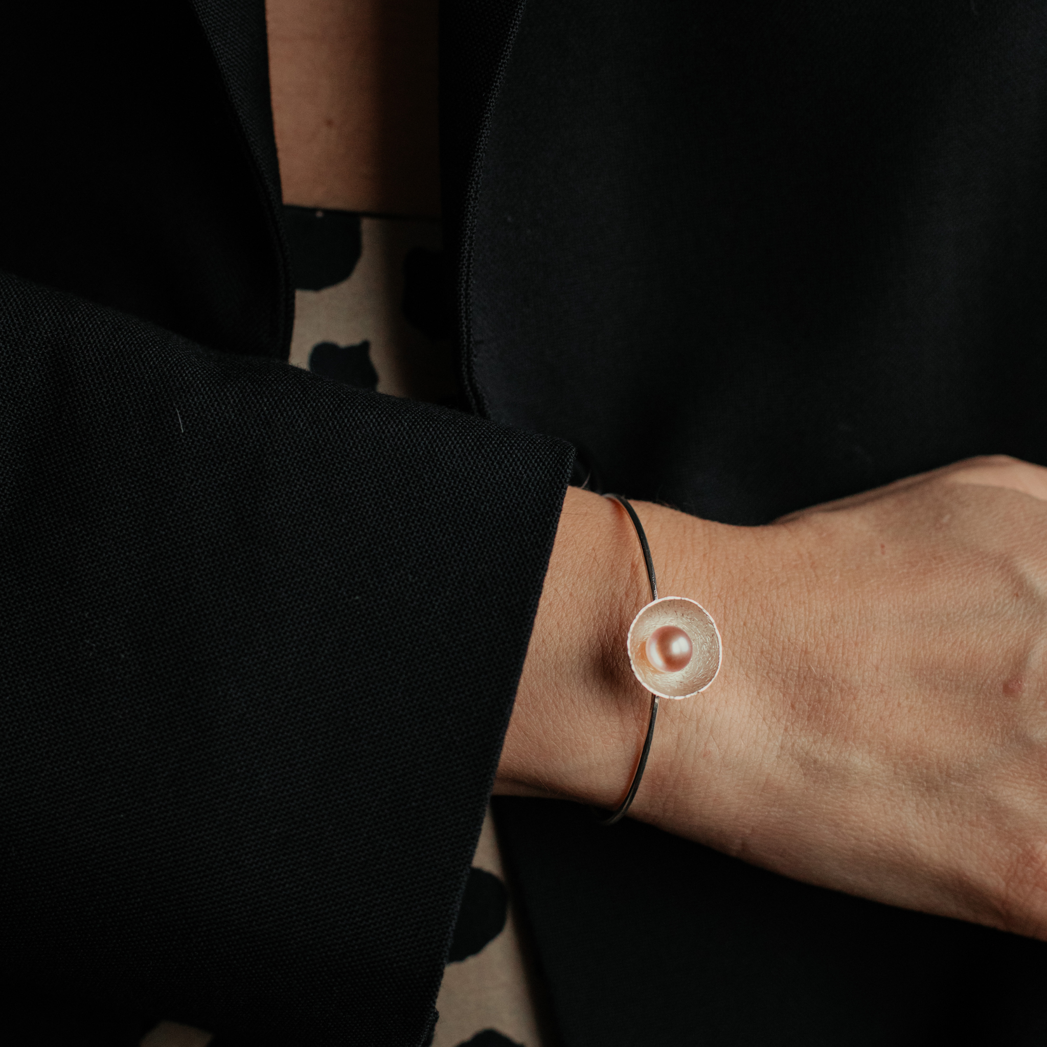 Armband aus Garn mit Perle und Schale