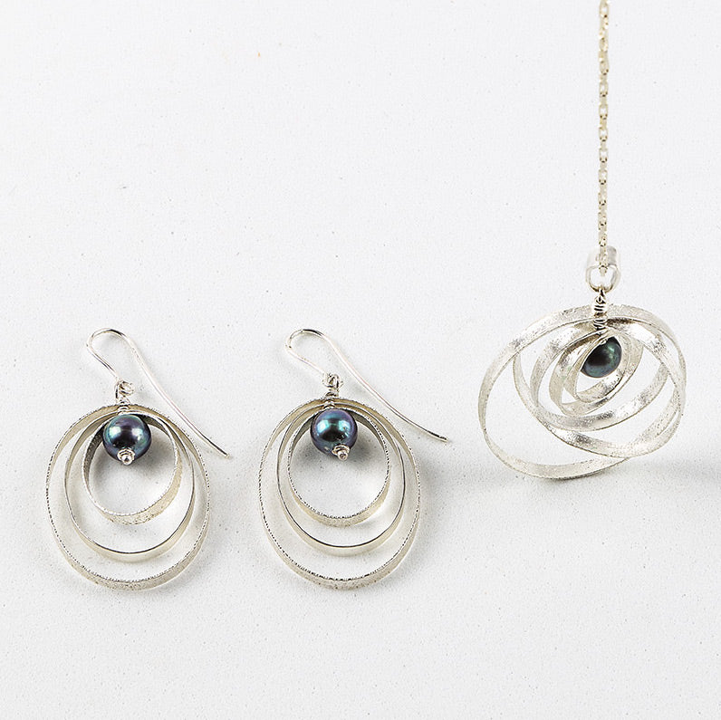 Kinetische ovale Perlenohrringe